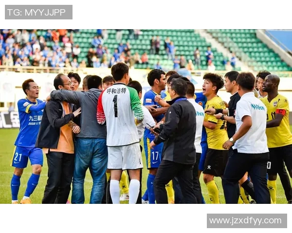 足球明星赛后送出比赛裤子引发球迷热议展现运动员人性化一面